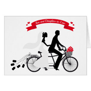 jeunes mariés sur la bicyclette de mariage