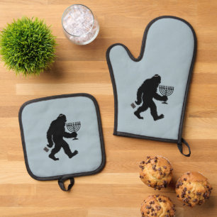 Jewish Bigfoot Hanukkah Chanukah Humour Hilarious Oven Mitt & Pot Holder Set