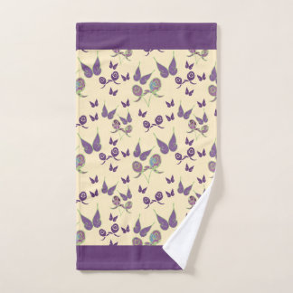 Joie aux papillons dans la serviette à main crème