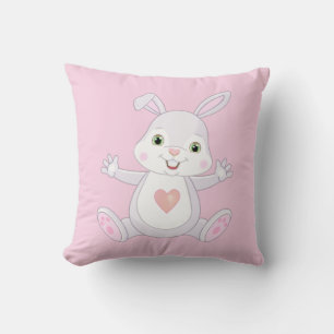 Joli bébé lapin sur un coussin jeté rose clair