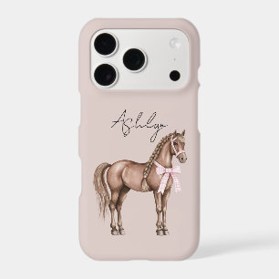 Joli cheval brun avec ruban rose et tresse