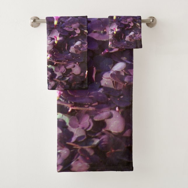 Joli dans les fleurs violettes (En situation)