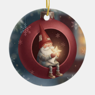 Joli gnome à l'intérieur d'un ornement de Noël rou