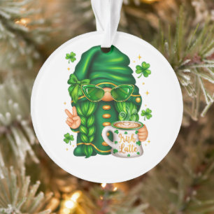 Joli gnome de la Saint-Patrick buvant du café