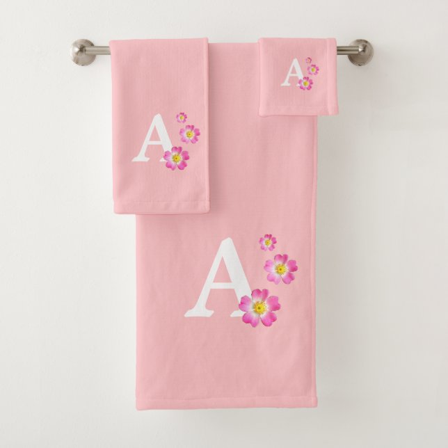 Joli monogramme avec fleurs sur rose clair (En situation)