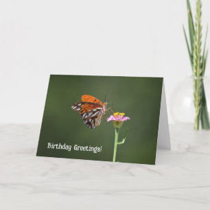 Joli papillon sur une carte d'anniversaire de fleu