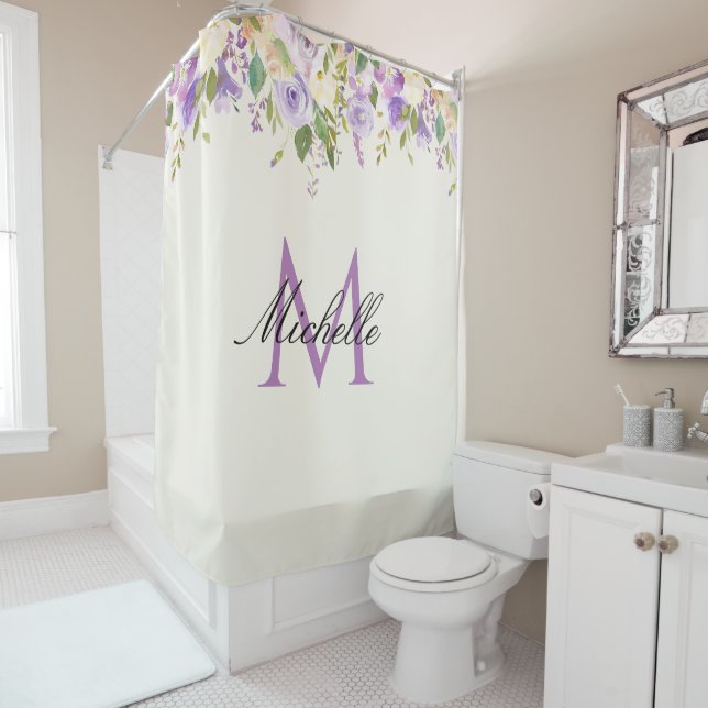 joli rideau de douche à fleurs monogramme violet (En situation)