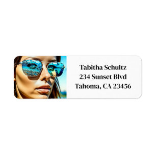 Jolie femme avec réflexion sur les lunettes de sol