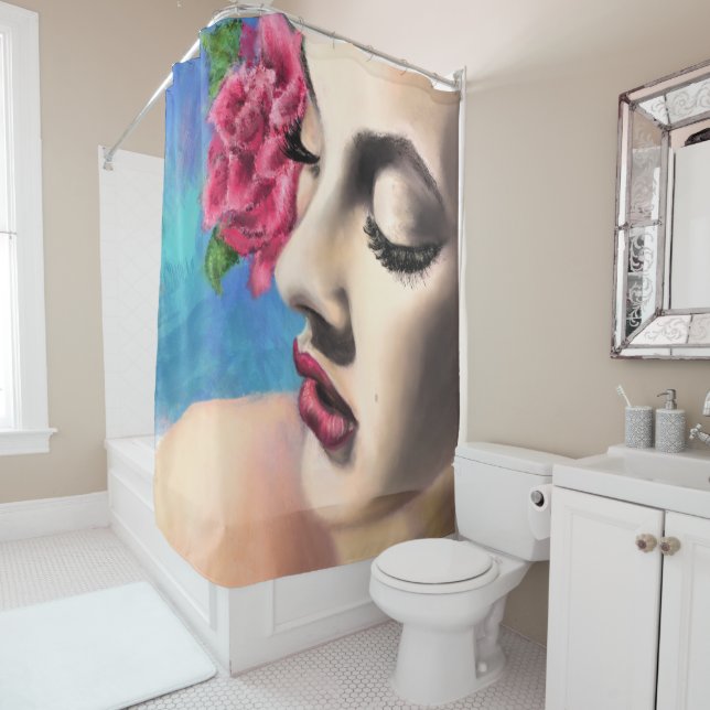 Jolie femme avec rideau de douche rose rouge (En situation)