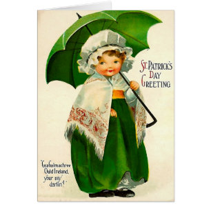 Jolie fille irlandaise avec parapluie vert
