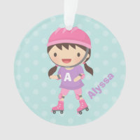 Jolie fille patineuse en rose et violet