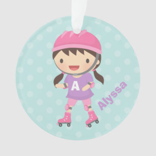 Jolie fille patineuse en rose et violet