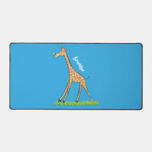 Jolie girafe avec dessin animé de papillon