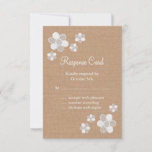 Jolies fleurs en dentelle sur Burlap RSVP