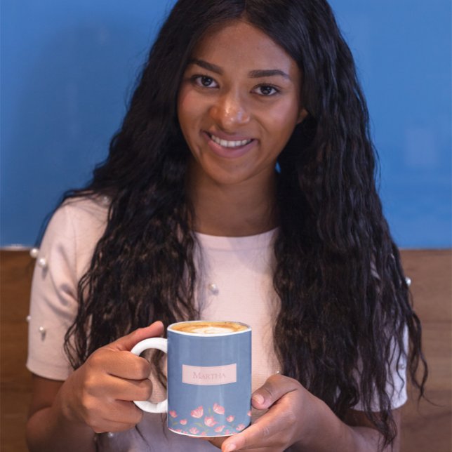 Jolies fleurs roses sur Mug d'aquarelle bleue (Créateur téléchargé)