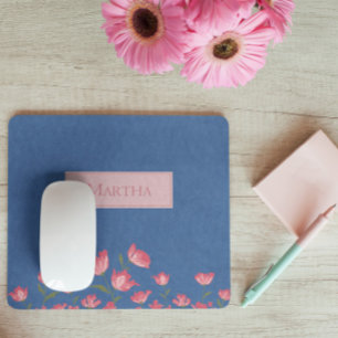Jolies fleurs roses sur tapis de souris en aquarel