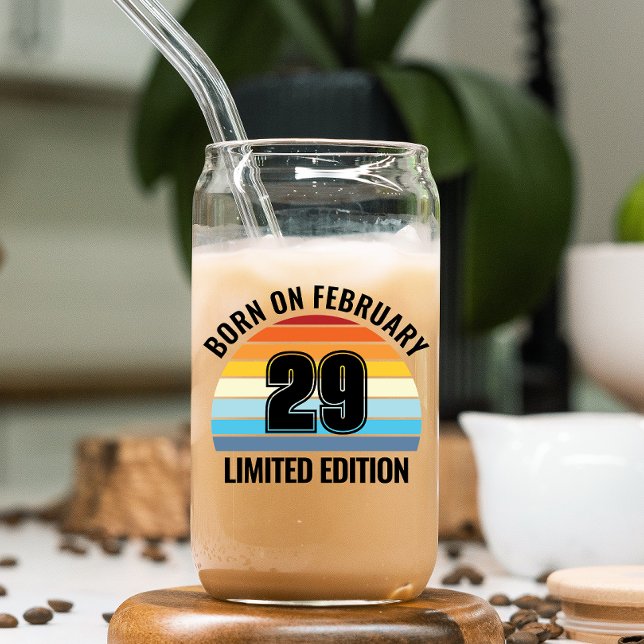 Jour bissextile Anniversaire 29 février Année biss (Celebrate Leap Day with our unique drinking glass, a reminder of special moments every four years.)