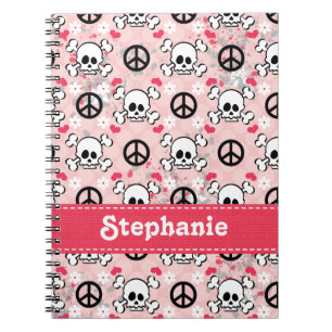 Journal de crâne rose et de carnet de notes à