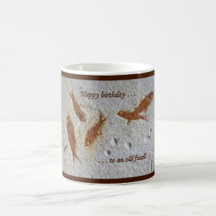 Joyeux anniversaire dans une vieille tasse fossile