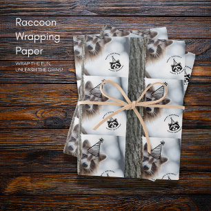 Joyeux Anniversaire Raccoon enveloppant feuilles d