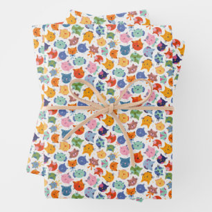 Joyeux chats enveloppant du papier