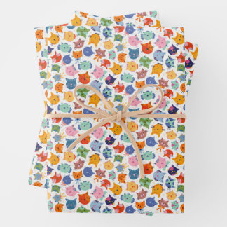 Joyeux chats enveloppant du papier