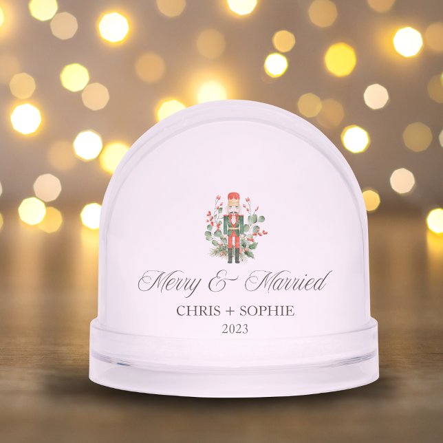 Joyeux Et Marié Premier Noisette De Noël (Merry And Married First Christmas Nutcracker Snow Globes)