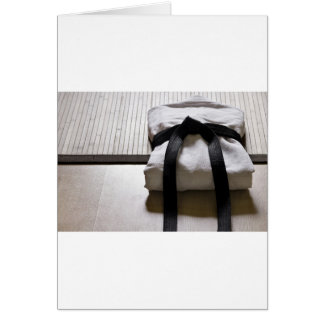 Judo Gi sur le tapis Tatami