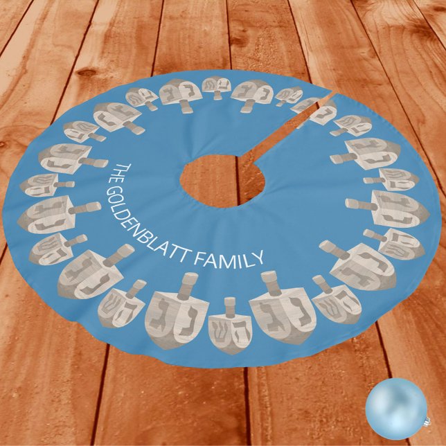 Jupon De Sapin En Polyester Brossé Dreidel Rustic Oak Hanoukka Motif Chrismukkah (This dreidel design Hanukkah tree skirt is great for inter-faith families and is easy to personalize)