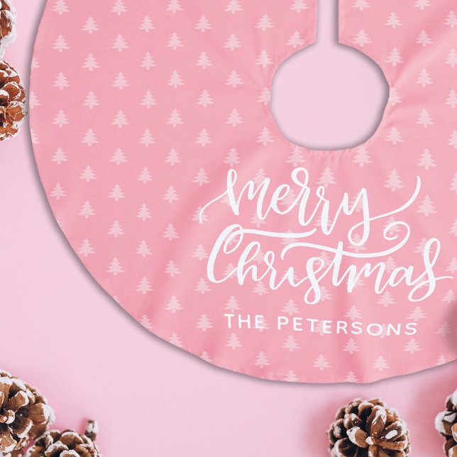 Jupon De Sapin En Polyester Brossé Nom de Noël simple rose moderne (Photo by Leeloo Thefirst: https://www.pexels.com/photo/flat-lay-photography-of-pine-cones-on-pink-su)