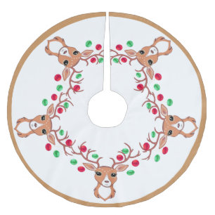 Jupon De Sapin En Polyester Brossé Rennes ornés de boules de Noël sur fond blanc