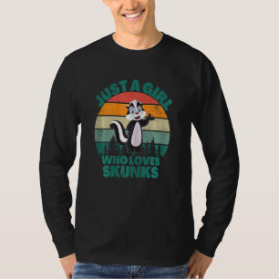 Just A Girl Who Loves Skunks Distressed Vintage Sk T-Shirt