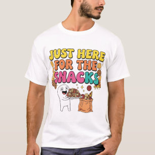 Just Here For The Snacks – Funny Food Lover T-Shir T-Shirt