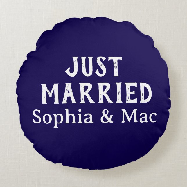 Just Married Simple Stylish Modern Minimal Name Round Pillow (Front)
