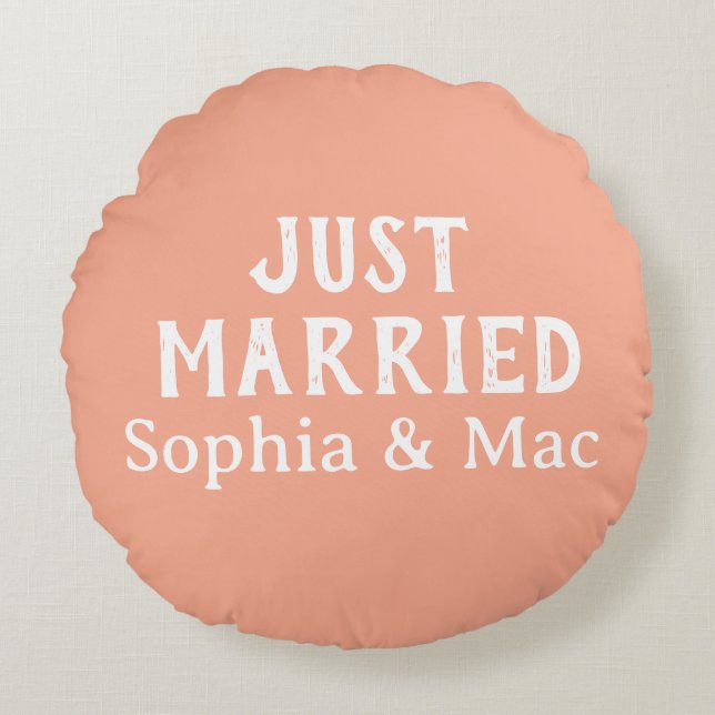 Just Married Simple Stylish Modern Minimal Name Round Pillow (Front)