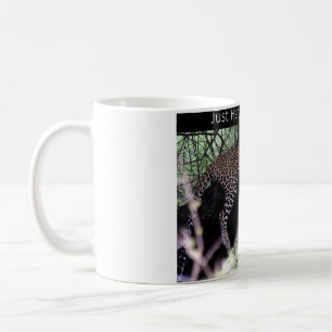 Juste accroché autour d'une tasse avec un léopard