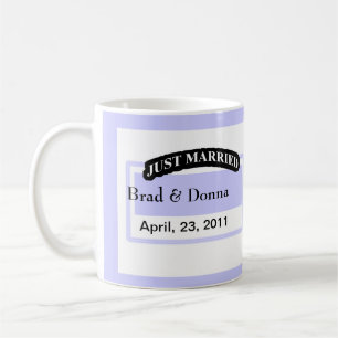Juste marié épousant des tasses