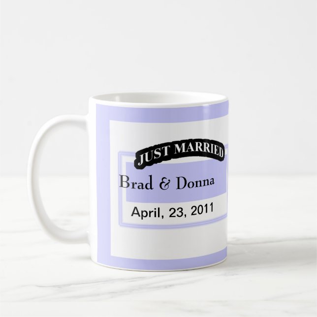 Juste marié épousant des tasses (Gauche)