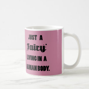 Juste une fée vivant dans une tasse de tasse de