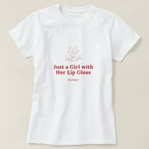 Juste une fille avec son T-shirt brillant de lèvre