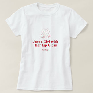 Juste une fille avec son T-shirt brillant de lèvre