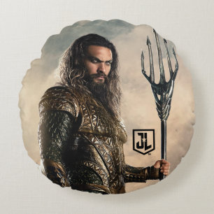 Justice League   Aquaman On Battlefield Round Pillow