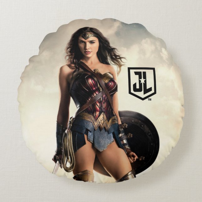 Justice League | Wonder Woman On Battlefield Round Pillow (Front)
