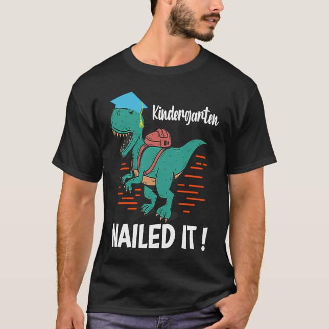 Kindergarten has made it a mother dinosaur graduat T-Shirt (Front)