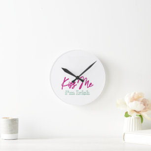 'kiss me i'm irish' T-Shirt Round Clock