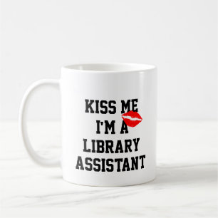 Kiss Me Im Un Assistant Bibliothèque Café Mug