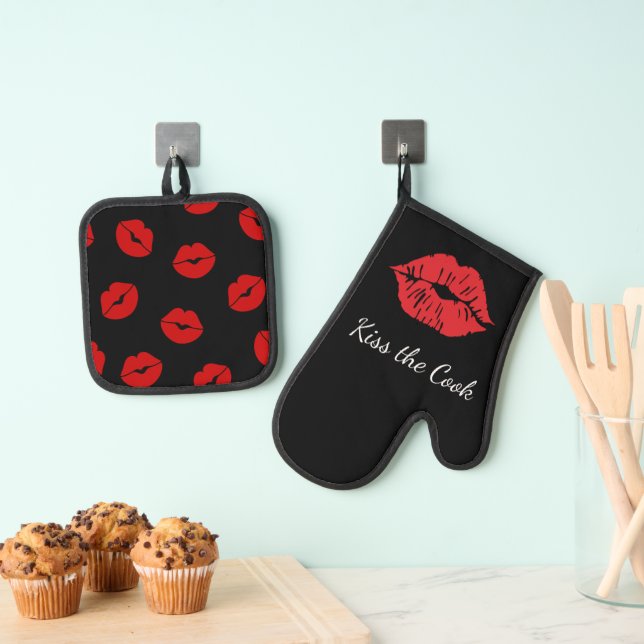 Kiss the Cook Red Lips on Black Oven Mitt & Pot Holder Set (Insitu(Hanging))
