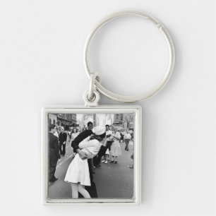 Kissing On VJ Day World War Keychain