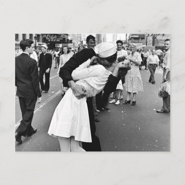 Kissing On VJ Day World War Postcard (Front)