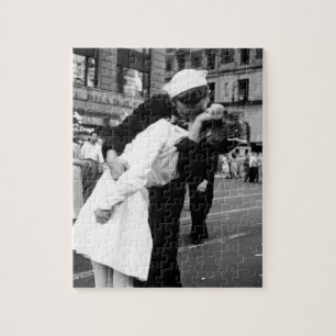Kissing the War Goodbye at Times Square Jigsaw Puzzle